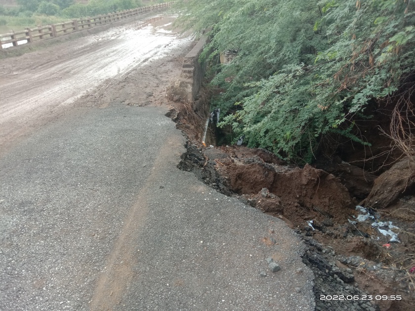 The road was flooded in the first rain! | पहिल्याच पावसात रस्त्याचा भराव गेला वाहून!