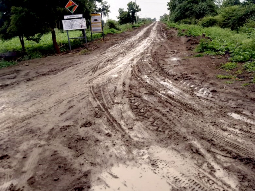 Parbhani: Educational loss due to partial road | परभणी : अर्धवट रस्त्यामुळे शैक्षणिक नुकसान