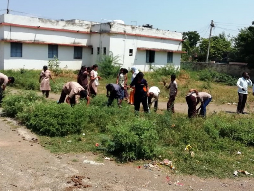Parbhani: cleaned the school premises | परभणी : श्रमदानातून स्वच्छ केला शाळा परिसर