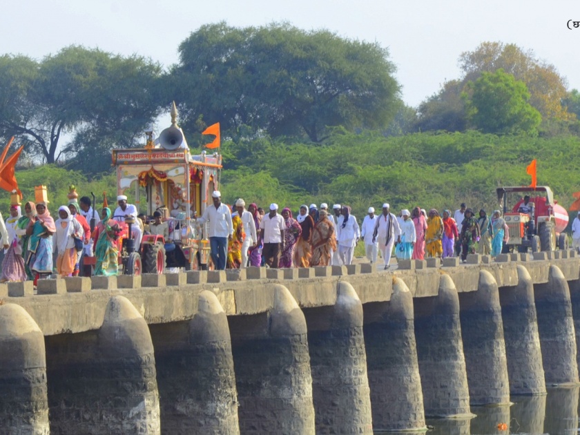  Warkaris arrive in Paithan along with hundreds of Dindis | शेकडो दिंड्यांसह वारकऱ्यांचे पैठणमध्ये आगमन