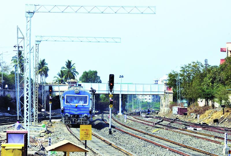 All railway trains including passenger will run on electricity; Electrification reaches Solapur after 93 years | पॅसेंजरसह सर्व रेेल्वे गाड्या धावणार विजेवर; ९३ वर्षांनंतर सोलापुरात पोहोचले विद्युतीकरण