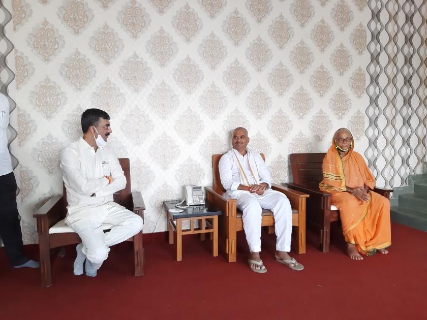 Minister of State for Home Affairs Shambhuraje Desai called on former Minister Ram Shinde | गृहराज्यमंत्री शंभूराजे देसाई यांनी घेतली माजी मंत्री राम शिंदे यांची भेट