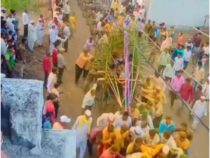 Khanderao Maharaj Yatra festival by pulling barges in Rapalit | रापलीत बारागाड्या ओढून खंडेराव महाराज यात्रोत्सव