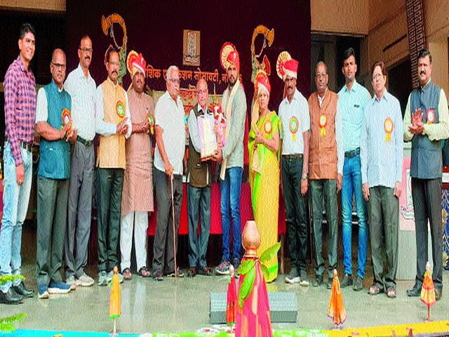 Harshavardhan Sadgir was honored at Peth School | पेठे विद्यालयात हर्षवर्धन सदगीर यांचा सत्कार