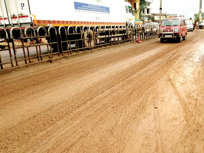 Mumbai-Goa highway muddy, motorcyclist's exercise | मुंबई-गोवा महामार्ग चिखलमय, वाहनचालकांची कसरत