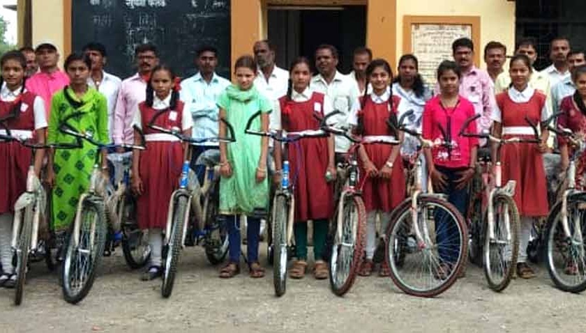  Cycle allocation to the students of Vinchuridlawi | विंचूरीदळवी येथील विद्यार्थीनींना सायकल वाटप