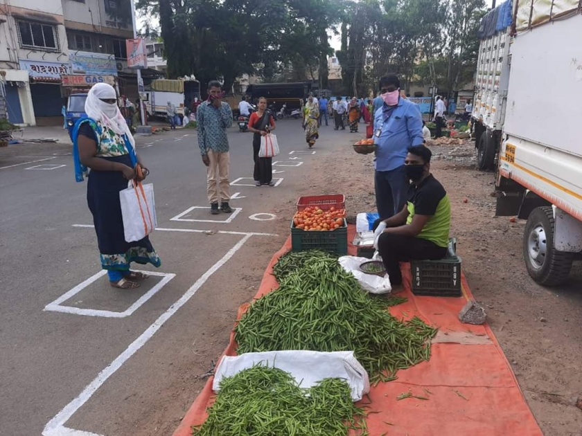Municipal corporation takes steps to prevent crowd in Mandai | मंडईतील गर्दी टाळण्यासाठी महापालिकेने उचलले पाऊल *रस्त्यावर केली भाजी विक्रेत्यांची व्यवस्था