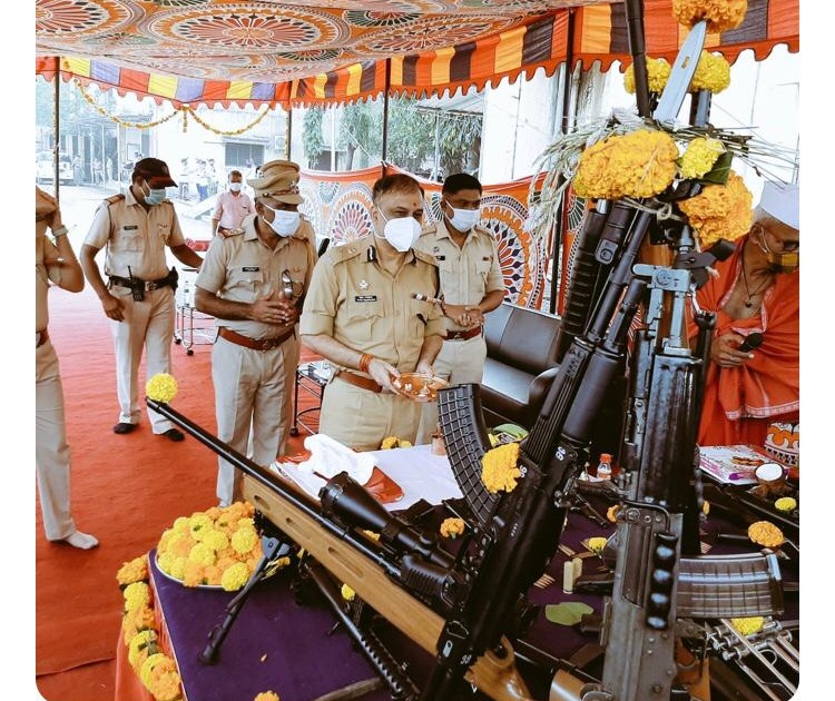In Thane, on the occasion of Vijayadashami, the Commissioner of Police performed Shastra Pujan | ठाण्यात विजयादशमीनिमित्त पोलीस आयुक्तांनी केले शस्त्रपूजन