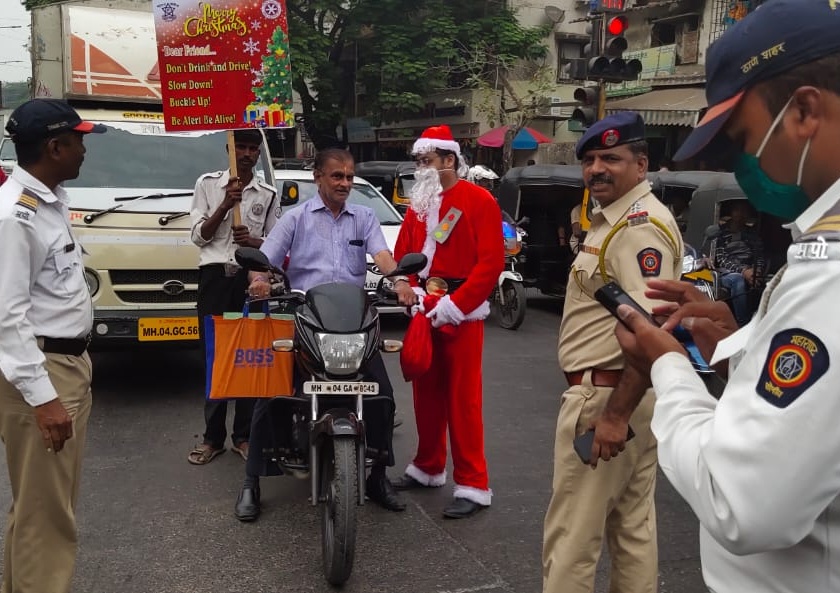  Awareness of traffic rules in Thane, Kalyan-Dombivli via Santa Claus | सांताक्लॉजद्वारे ठाणे, कल्याण-डोंबिवलीत वाहतूक नियमांची जनजागृती
