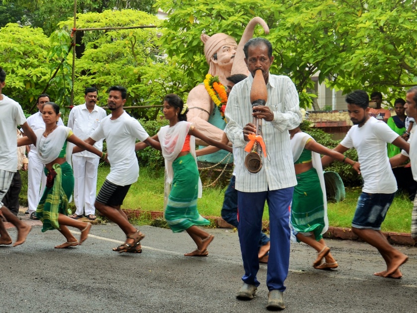  Vasubaras celebrates tribal culture | आदीवासी जमातीच्या संस्कृतीचे दर्शन घडवणारी ‘वसुबारस’ ठाणे जिल्हाधिकारी कार्यालय प्रांगणात नृत्याच्या तालावर साजरी