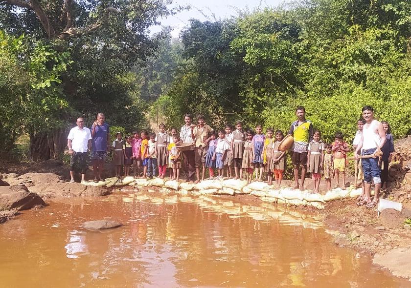 Teachers, students blocked the water through the dam | शिक्षक, विद्यार्थ्यांनी अडविले बंधाऱ्याद्वारे पाणी