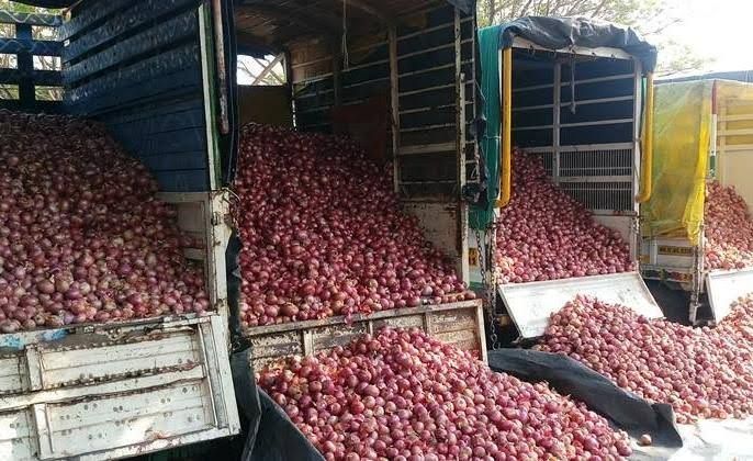 Onion prices plummeted in Chalisgaon market | चाळीसगावच्या बाजारात कांद्याचे भाव गडगडले