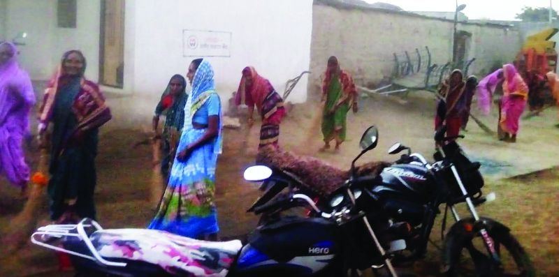 Village cleaning campaing by women in Washim District | दर एकादशीला महिलांकडून ग्रामसफाईचे ‘व्रत’!