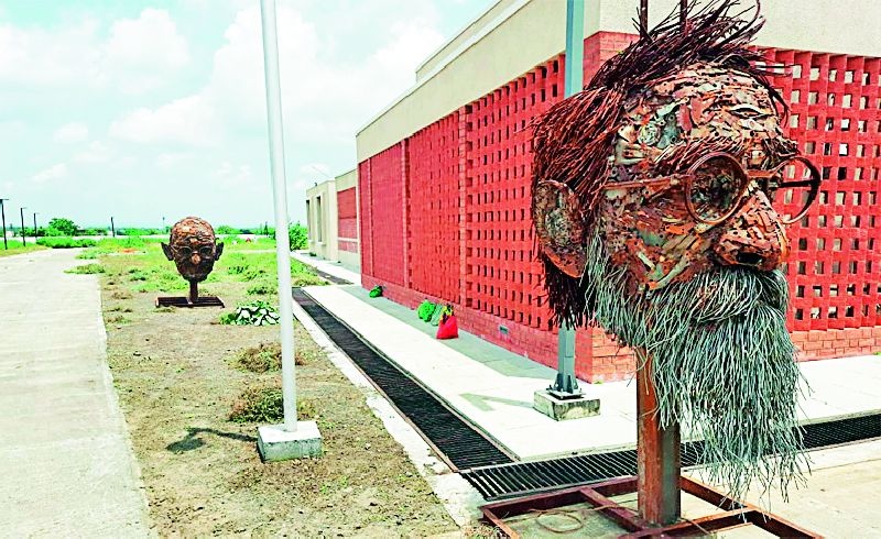 Sculptures of Bapu and Vinoba will be erected in Charkhagriha | चरखागृहात उभारले जाणार बापू, विनोबांचे शिल्प