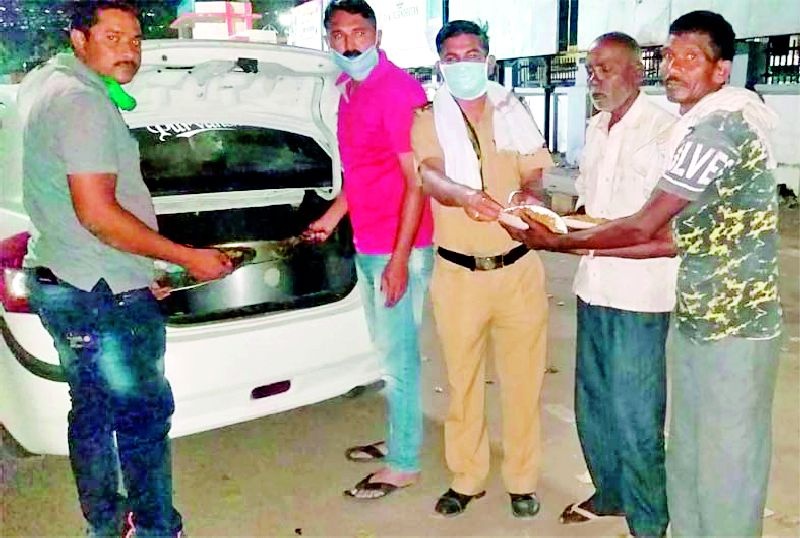 Police provided meals to 72 hungry | पोलीस दादांनी दिले ७२ भुकेल्यांना जेवण