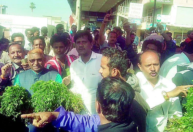 Selling of vegetables from the city | पालिकेकडून भाजीविक्री