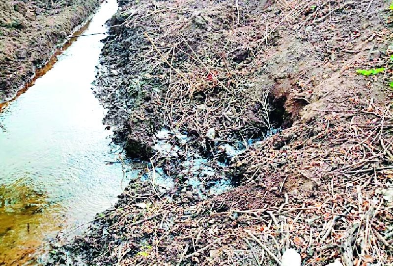 Lack of millions of liters of water in Arunavav | अरुणावतीच्या लाखो लिटर पाण्याचा अपव्यय