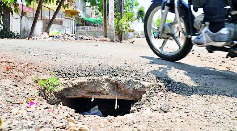 Roadmakers even after spending millions of rupees | लाखोंच्या खर्चानंतरही रस्ते खिळखिळे