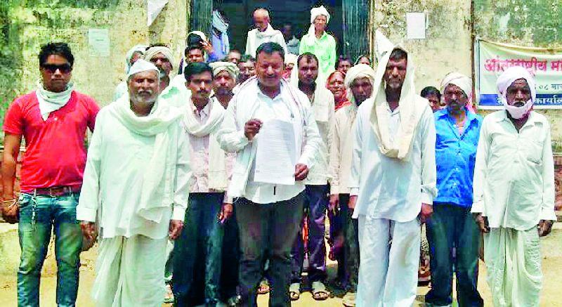 Farmers hit Ghatanji tehsil | घाटंजी तहसीलवर शेतकऱ्यांची धडक