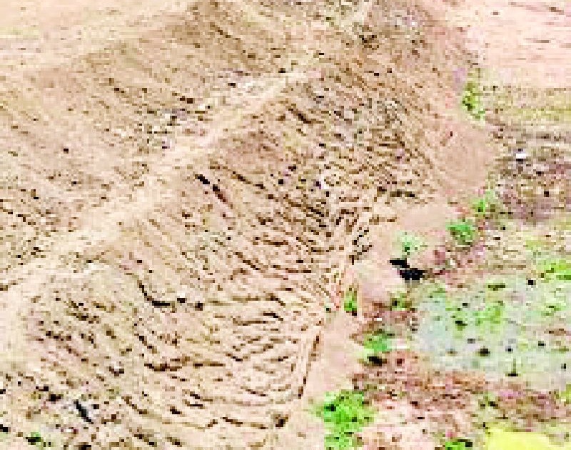 Drained soil on the edge of the runaway river | धावंडा नदीच्या काठावरच टाकली माती