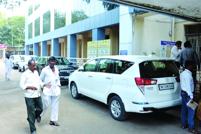 Discipline to be imposed on parking in Solapur Zilla Parishad; CEOs will make important decisions | सोलापूर जिल्हा परिषदेमधील पार्किंगला लावणार शिस्त; सीईंओं घेणार महत्वाचा निर्णय