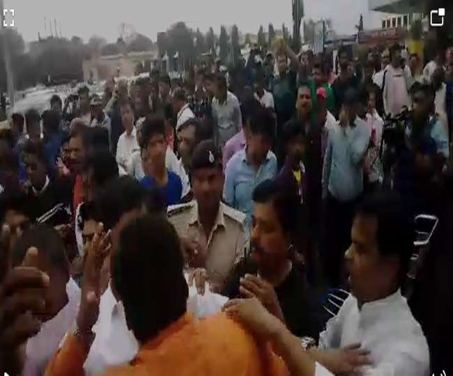 At Patna airport, clash between supporters of two senior BJP leaders | तिकीट कापले; पटना विमानतळावर भाजपच्या दोन मोठ्या नेत्यांचे समर्थक भिडले