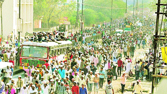 Shikshit Yatra of eight hundred and a half lakh vehicles coming to Izta | इज्तेमासाठी आलेल्या साडेआठ लाख वाहनांचा शिस्तीत प्रवास