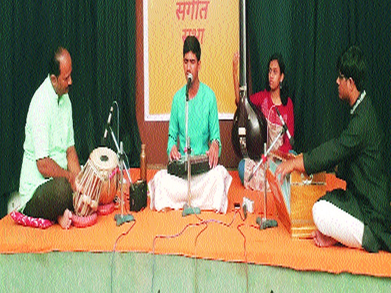  The audience was enchanted by the singing of Atharva Vairagakar | अथर्व वैरागकर यांच्या गायनाने श्रोते मंत्रमुग्ध