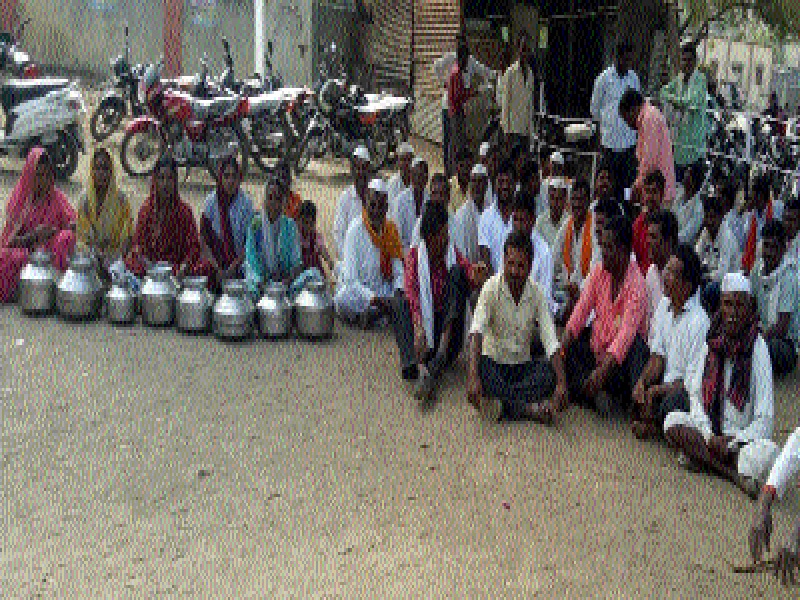 Water movement for Dharmewadi villagers | धर्मेवाडी ग्रामस्थांचे पाण्यासाठी आंदोलन