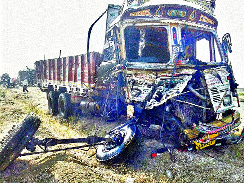 Four truck fatal accidents in Dodi Shivar | दोडी शिवारात चार  ट्रकचा भीषण अपघात
