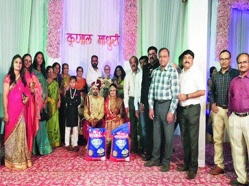 Donation made without grains in the wedding ceremony | लग्न सोहळ्यात अक्षता न टाकता धान्य केले दान