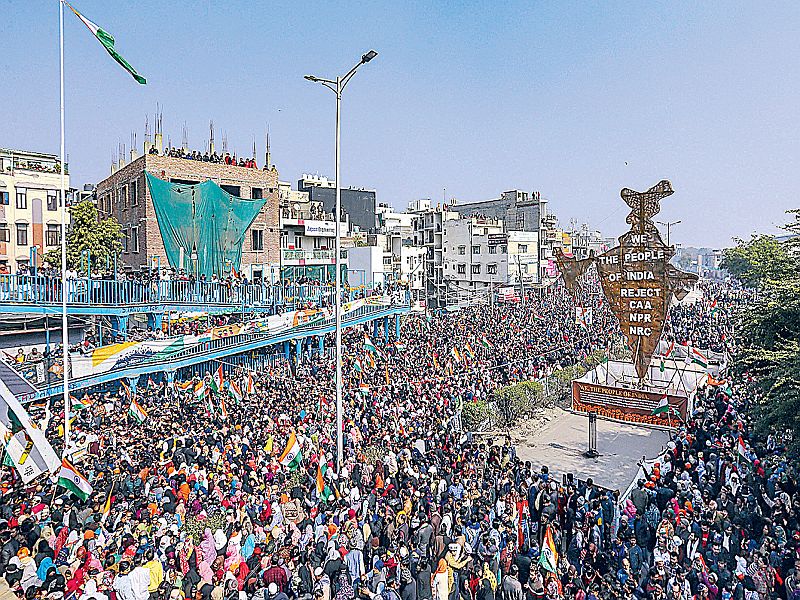Republic Day, a celebration started at midnight in the Shaheenbagh agitation | शाहीनबागमधील आंदोलनात प्रजासत्ताक दिन, मध्यरात्रीच सुरू झाला सोहळा