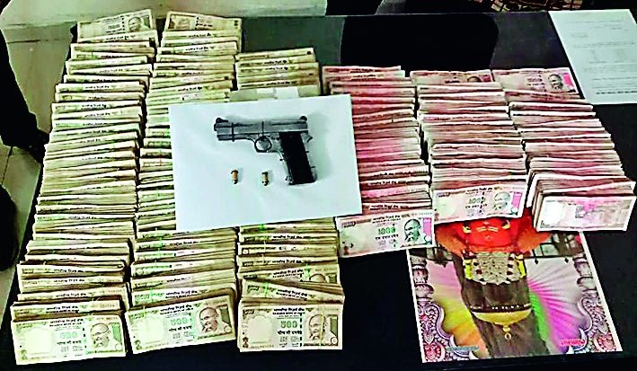 Old currency of 98 lakhs seized in Nagpur | नागपुरात चलनातून बाद झालेले ९८ लाख जप्त