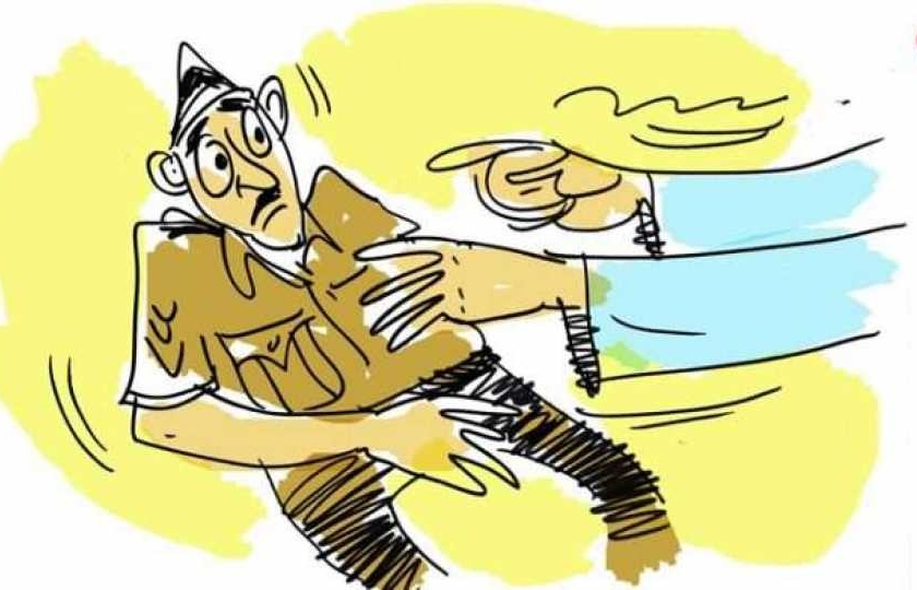 A case has been registered against Shiv Sainik for assaulting a police officer | पोलिस कर्मचाऱ्याला मारहाण प्रकरणी शिवसैनिकावर गुन्हा दाखल