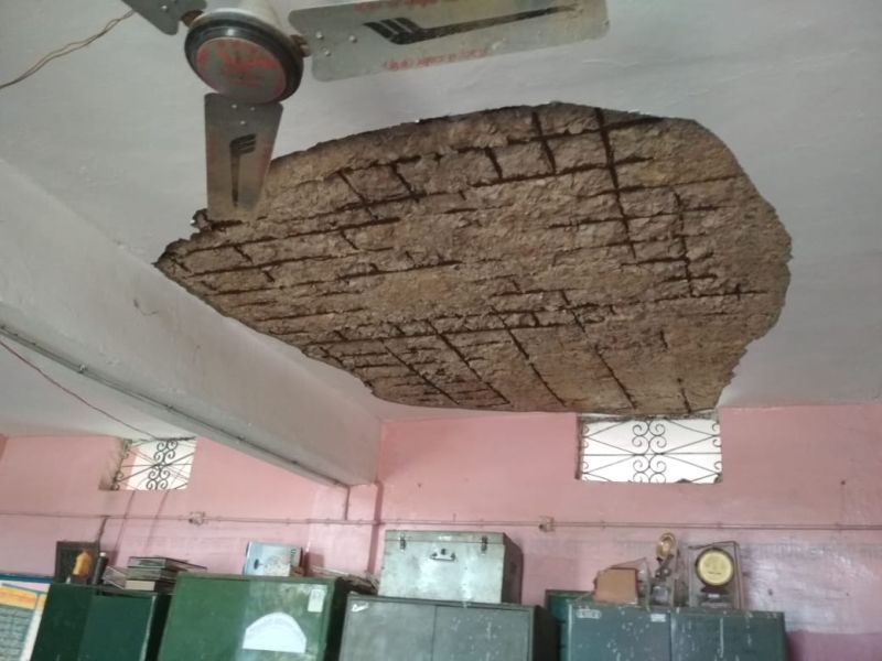 ZP in Gondia district School slab collapses; Students safe | गोंदिया जिल्ह्यातील जि.प. शाळेची स्लॅब कोसळली; विद्यार्थी सुरक्षित