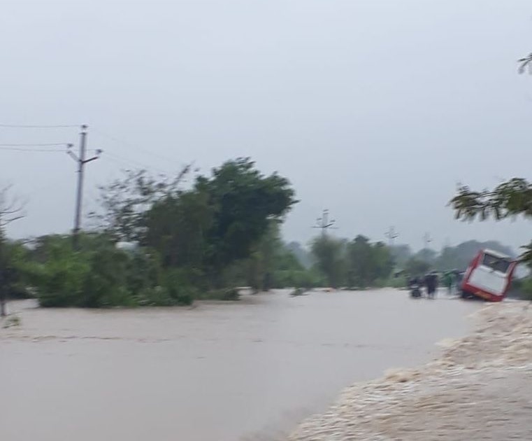 Flood situation in Wardha district; Contact with small villages was lost | वर्धा जिल्ह्यात पूर परिस्थिती; लहान गावांचा संपर्क तुटला