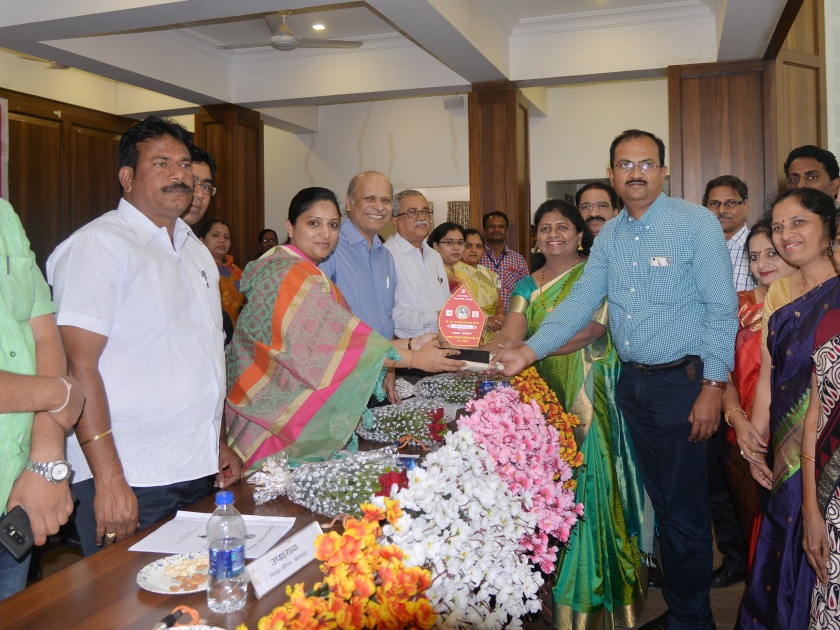 Kolhapur: Distribution of health department's award in Zilla Parishad, breast feeding for children is important: Satish Patki | कोल्हापूर : जिल्हा परिषदेत आरोग्य विभागाच्या पुरस्कारांचे वितरण, बाळासाठी स्तनपान महत्वाचे :सतीश पत्की