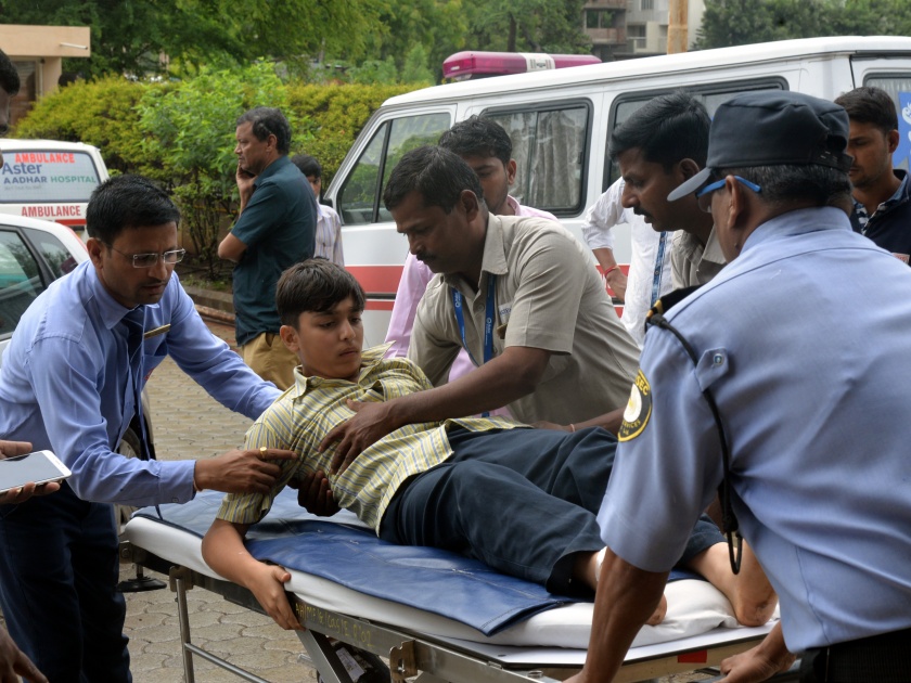 Kolhapur: Treatment for nine people near Chokac, one in critical condition, 15 people discharged | कोल्हापूर : चोकाकजवळील अपघातातील नऊ जणांवर उपचार, एकाची प्रकृती गंभीर : १५ जणांना डिस्चार्ज