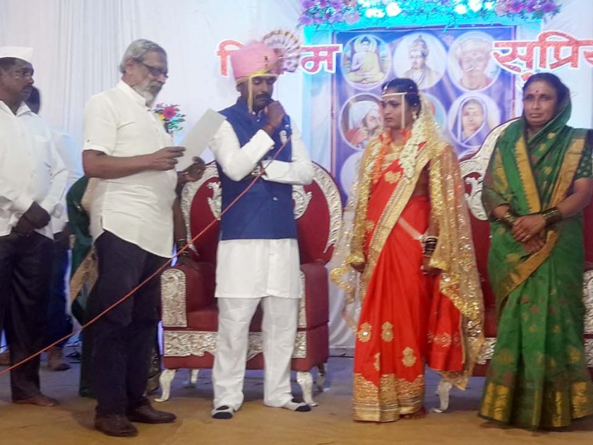 Satyashodak Marriage Celebration: Seven books distributed among the widows: Widows respected | वांगीत सत्यशोधक विवाह सोहळा सातशे पुस्तकांचे वाटप : विधवांनाही हळदी-कुंकवाचा मान