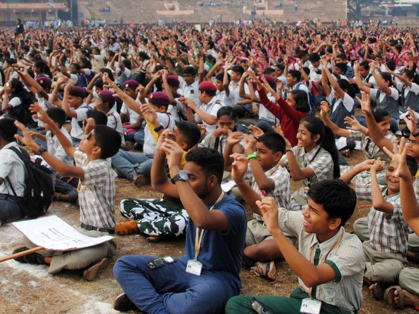 Five thousand students celebrated the sunrise in Sangli | सांगलीत पाच हजार विद्यार्थ्यांनी साजरा केला सूर्योत्सव