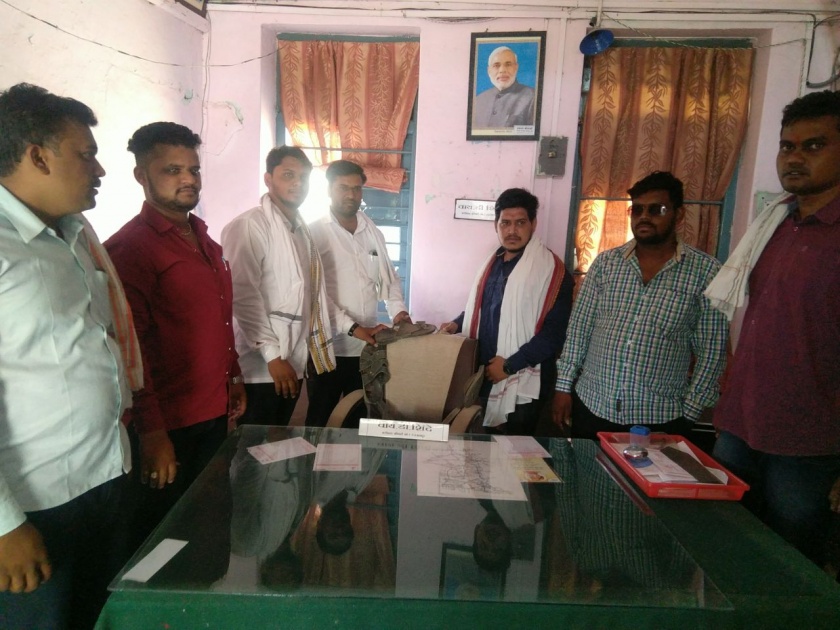 Shiva Sangram agitation blok development officer Balapur | बाळापूर गटविकास अधिकाऱ्याच्या खुर्चीला ‘शिवसंग्राम’ने घातला चपलांचा हार!