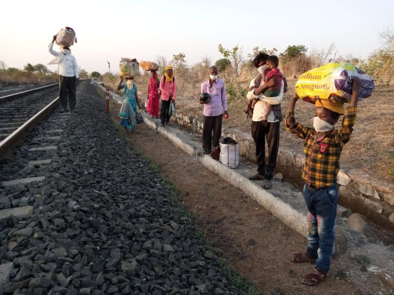 12 Korku laborers from Nanded travel on foot to Chikhaldarya on the railway tracks | नांदेडहून निघालेल्या १२ कोरकू मजुरांचा रेल्वे रुळावरून चिखलदऱ्यासाठी पायी प्रवास