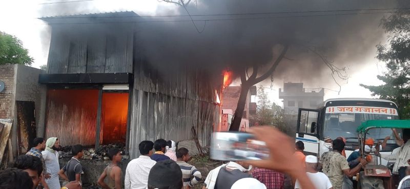 A huge fire broke out in a hardware warehouse in Patur | पातुरात हार्डवेअरच्या गोदामाला भीषण आग