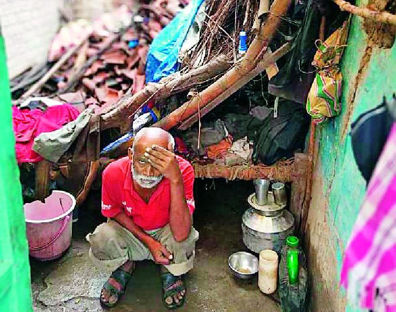 The roof of the house collapsed due to the rains in Palwadi | पालवाडीत पावसामुळे घराचे छत कोसळले