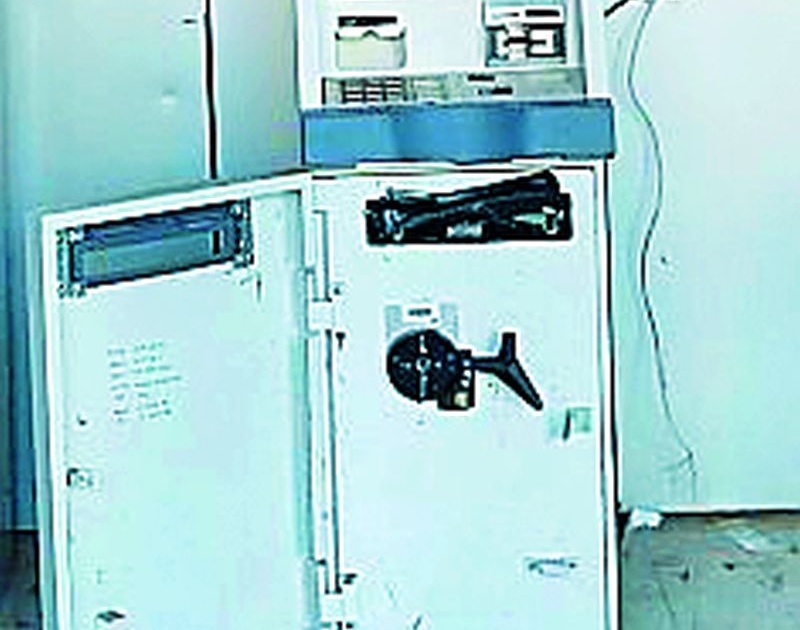 In Stevens, thieves broke the ATM | सातेगावात चोरट्यांनी एटीएम फोडले