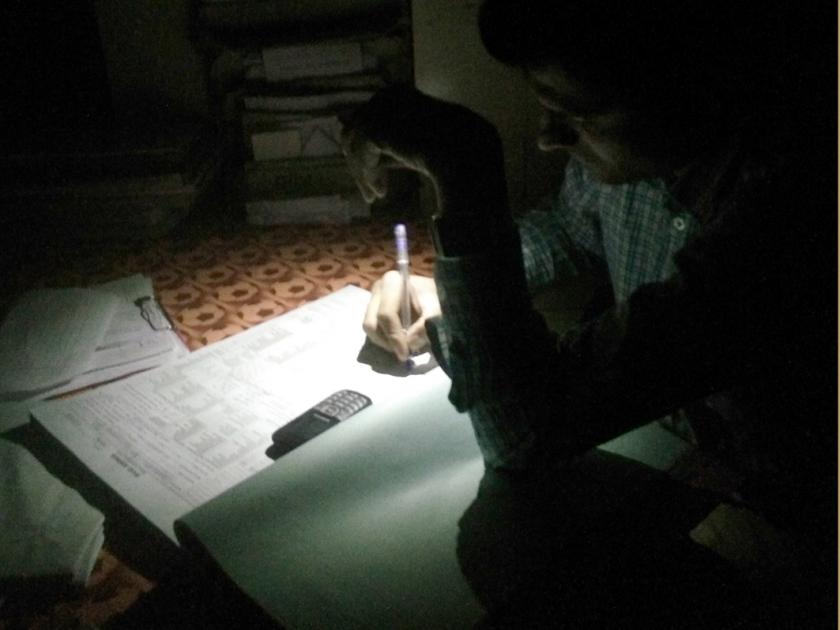 Treatment of patients in the light of mobile phones in Beed; There is no alternative arrangement after the electricity is gone | बीडमध्ये मोबाईलच्या उजेडात रुग्णांवर उपचार; वीज गेल्यावर पर्यायी व्यवस्थाच नाही
