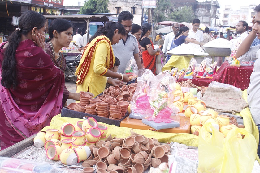 Rain opened, Diwali bazaar blossomed | पाऊस उघडला, दिवाळीचा बाजार फुलला
