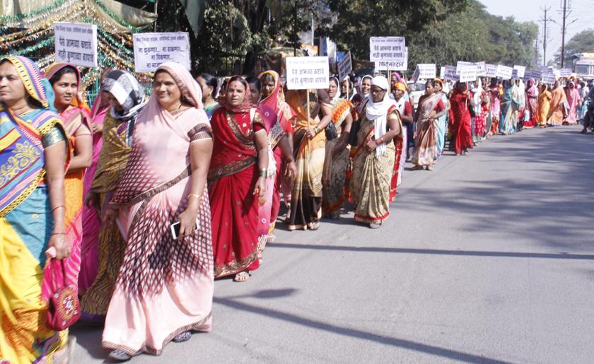 Protest rally of Investors' Forum in Beed | बीडमध्ये फसलेल्या गुंतवणूकदारांचा मोर्चा