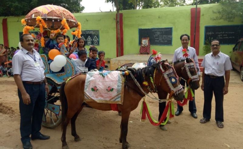 And students came to school in horsecart | अन् भंडाऱ्यातील चिमुकले आले घोडागाडीत