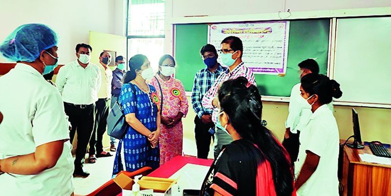 Kovid vaccination team for students reached the college | विद्यार्थ्यांसाठी कोविड लसीकरण पथक पोहोचले महाविद्यालयात